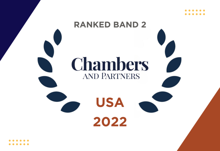 Logotipo de Chambers and Partners USA 2022 Ranked Band 2 complementado con un gráfico de corona de laurel, junto con el reconocimiento Southern California Rising Stars 2022.