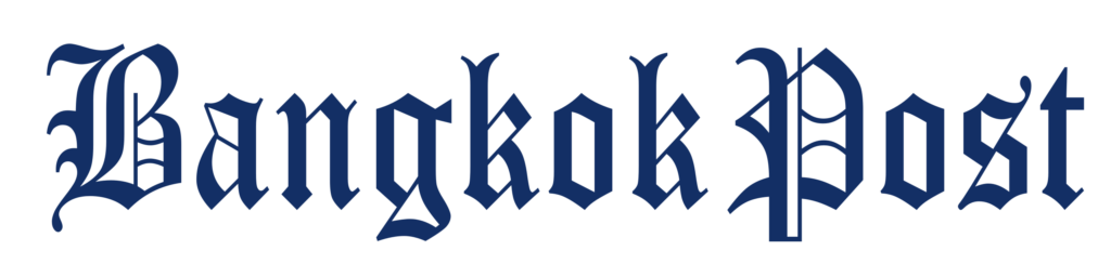 Logotipo del bangkok post con letras serif estilizadas en azul oscuro sobre fondo transparente.