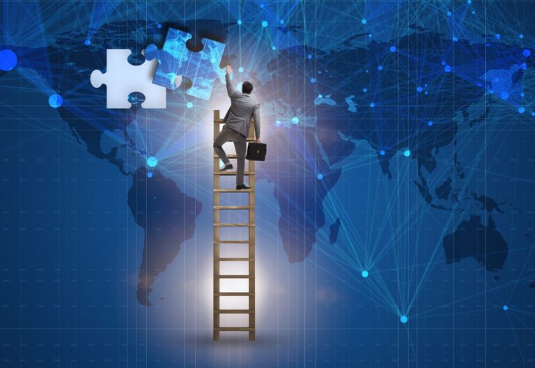 Un hombre en una escalera busca una pieza de rompecabezas que representa la necesidad de comprender los requisitos de información CFIUS para la inversión extranjera sobre un mapamundi digital iluminado por conexiones de red.