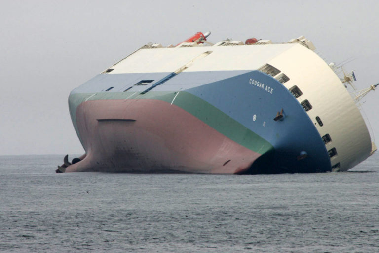 El MV Cougar Ace transportaba más de 4.700 automóviles Mazda que tuvieron que ser desguazados cuando el buque se hundió al sur de las islas Aleutianas en 2006.
