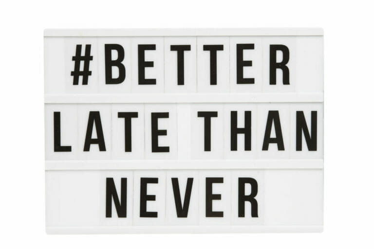 带有#betterlatethannever的字母板