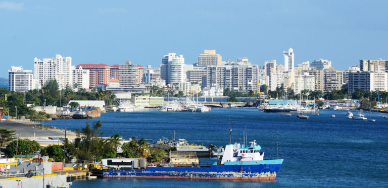 港口照片，背景为船舶和建筑