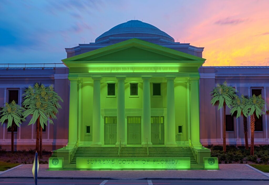 El edificio del tribunal supremo de Florida iluminado en luz verde contra un cielo crepuscular.