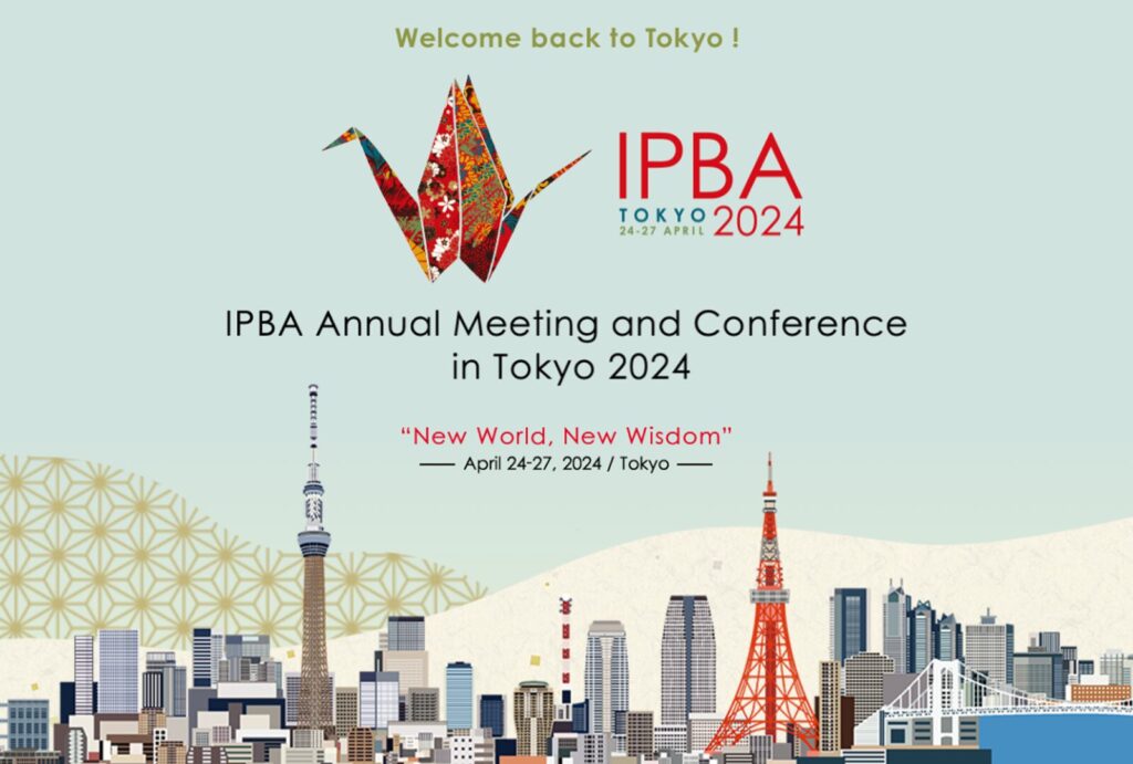 Gráfico promocional para la reunión y conferencia anual del ipba en tokio 2024, con puntos de referencia simbólicos como la torre de tokio y el tokyo skytree, con elementos decorativos y detalles de texto.