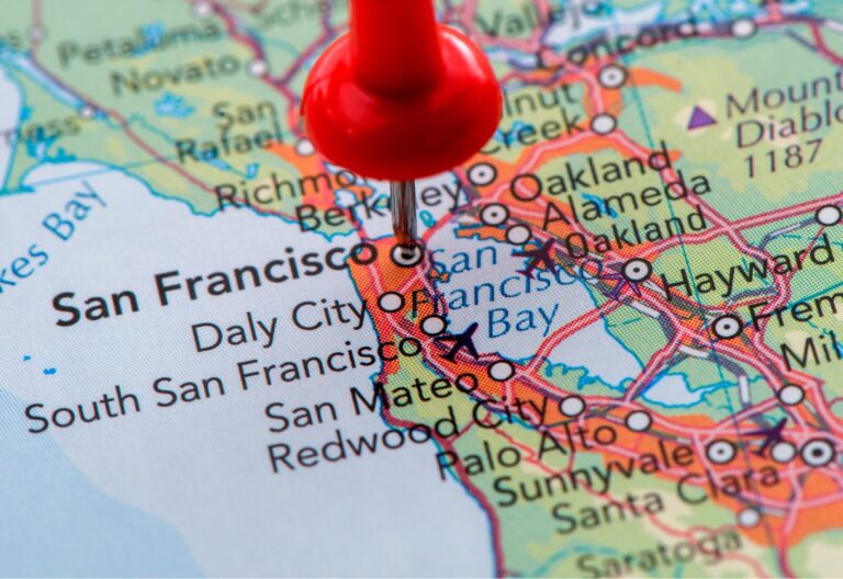 红色图钉在详细的路线图上标出了旧金山，并突出显示了周边城市和道路网络。