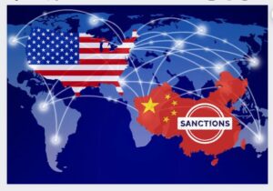 Mapa del mundo que representa a Estados Unidos y China con líneas de conexión y un sello de &quot;sanciones&quot; sobre China, destacando las tensiones geopolíticas.