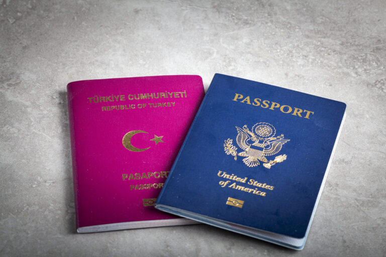 两本护照。中国双重国籍