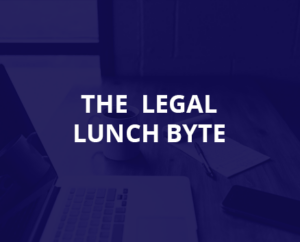 Escritorio de oficina con un ordenador portátil y documentos, sobre el texto &quot;el byte de almuerzo legal&quot;.