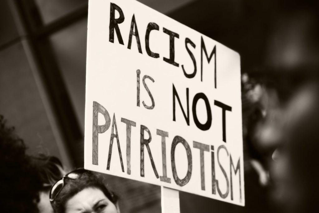 cartel que dice que el racismo no es patriotismo
